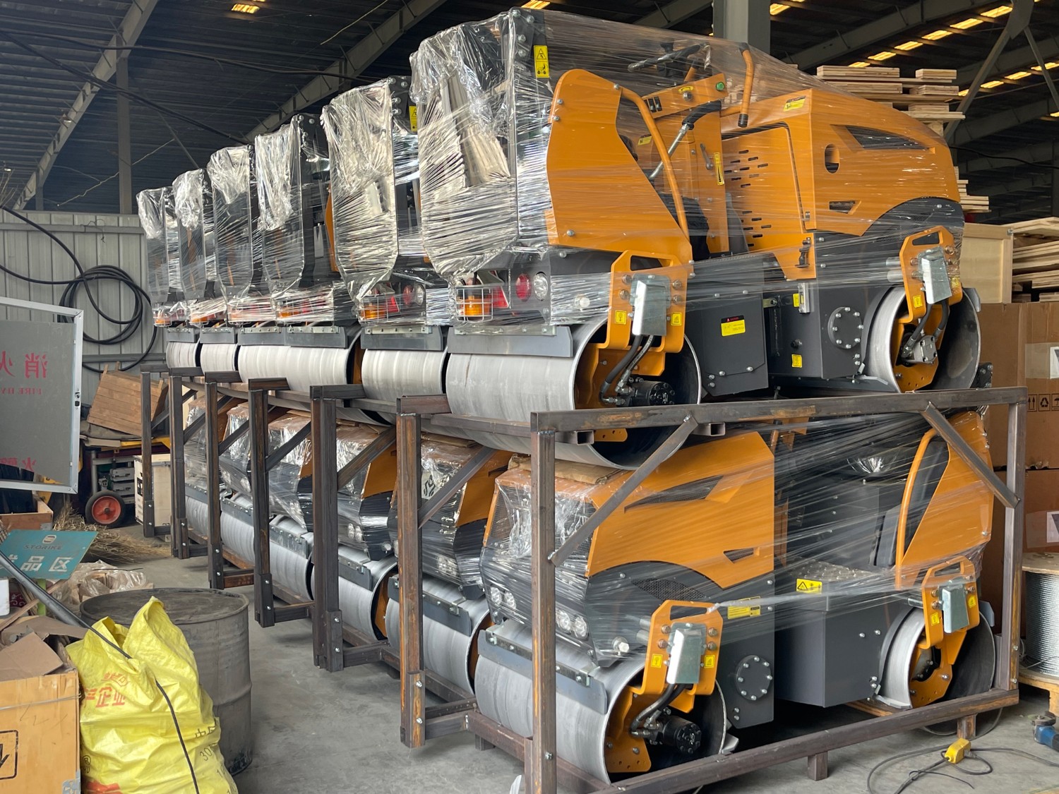 發(fā)往俄羅斯圣彼得堡20臺思拓瑞克雙鋼輪、鋼膠壓路機裝柜進行時···